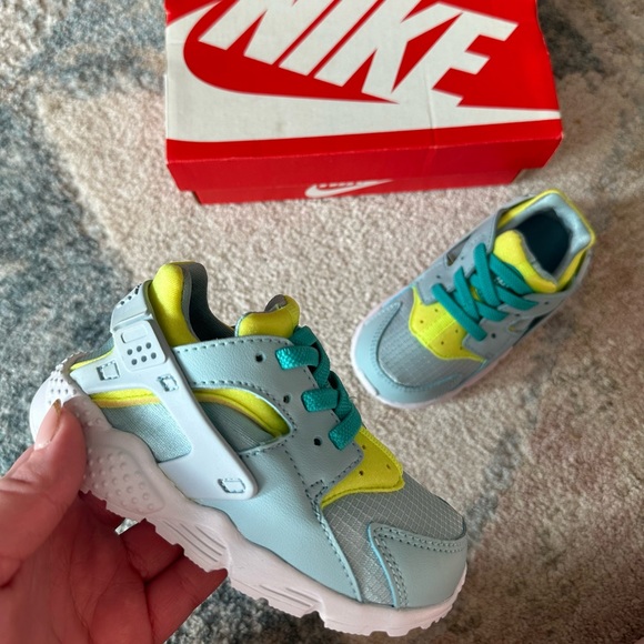 NWB Nike Huarache Sneakers 7c - Picture 9 of 12
